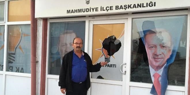 AK Parti binasına çirkin saldırı