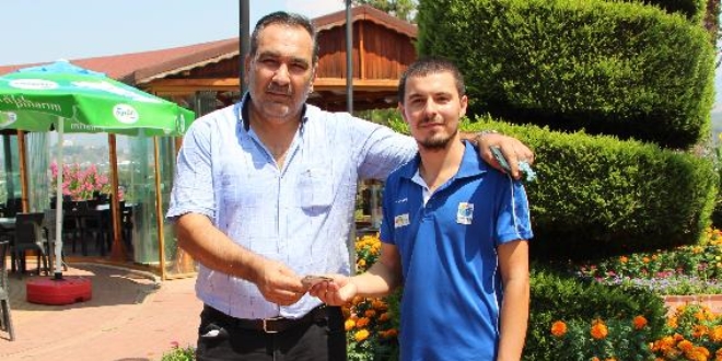 Garson, buldu�u kurbanl�k paras�n� sahibine teslim etti