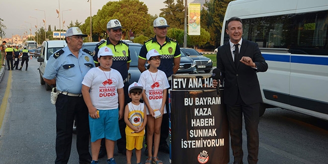 Trafi�in ortas�nda haber b�lteni sundu