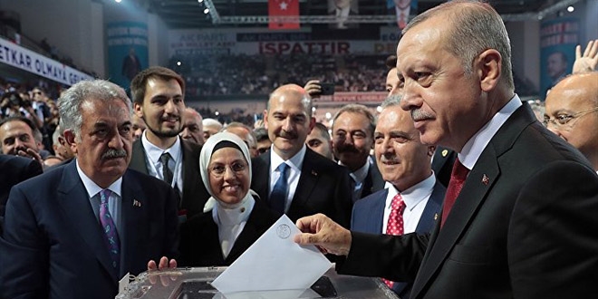 Cumhurbaşkanı Erdoğan kongre'de oyunu kullandı