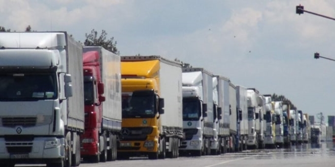 Kapıkule'de 12 kilometrelik tır kuyruğu