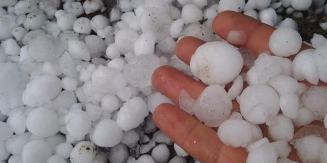 Kars'ta ceviz büyüklüğünde dolu yağdı