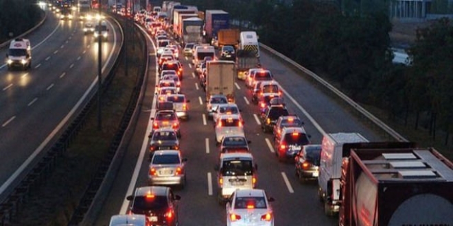 Karayollarında trafik yoğunluğu başaldı