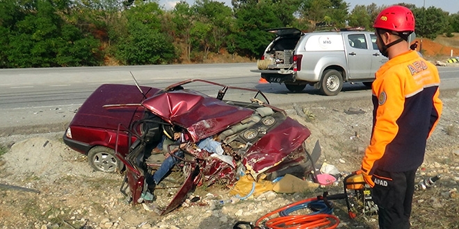 Kütahya'da tır otomobile çarptı: 2 ölü, 7 yaralı
