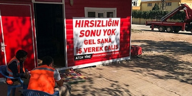 Canına tak etti, hırsızlara pankartla iş teklifinde bulundu