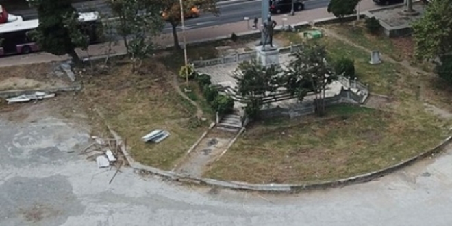 İlk Atatürk heykelini çeviren metal paravanlar kaldırıldı