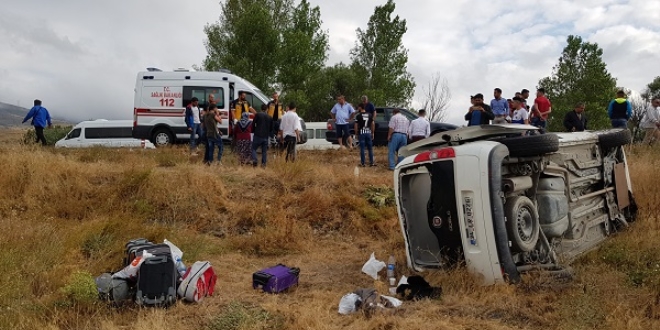 Erzincan'da otomobil �arampole devrildi: 6 yaral�