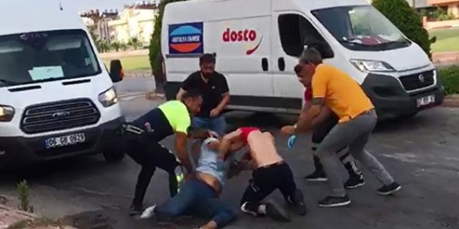 Geç müdahale ettiniz diyerek sağlıkçıyı dövdü