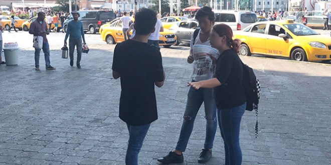 İyi derecede İngilizce konuşuyorlar, ilk hedefleri turistler