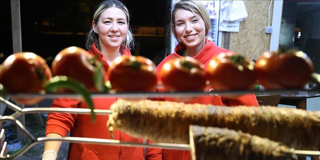 'Kokoreççi kız kardeşler'in lezzet mesaisi