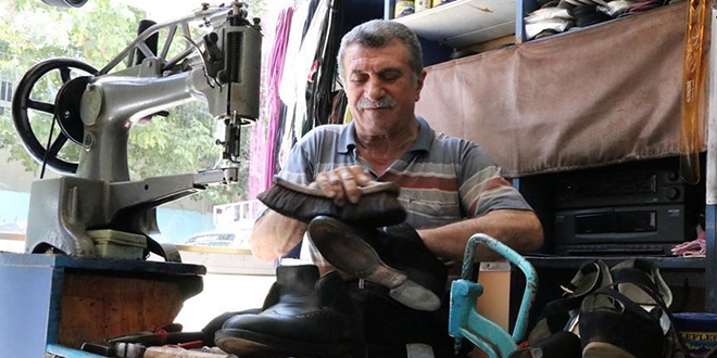 57 yıldır ayakkabı boyayarak ekmeğini kazanıyor