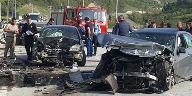 Sakarya'da feci kaza: 1 �l�, 8 yaral�