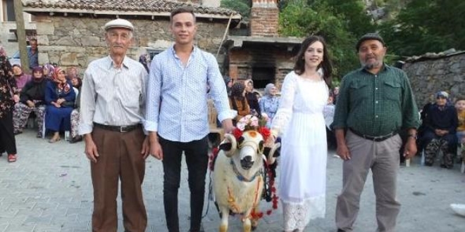 Kurbanlık koçu süsleyip nişanlısına hediye etti