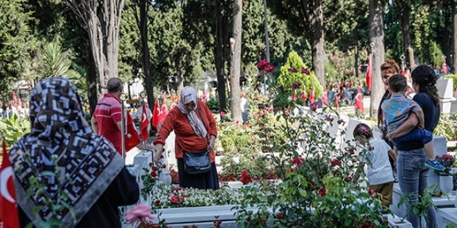 Şehitlikte hüzünlü bayram