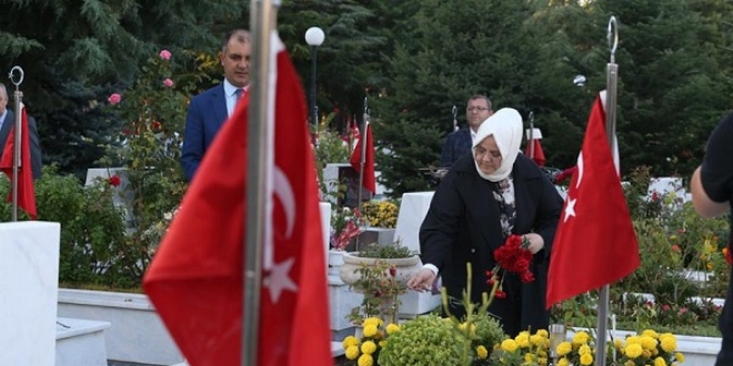 Bakan Seluk'tan ehit ailelerine ziyaret