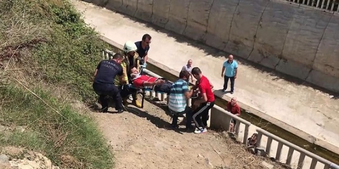 Kaçan boğanın arkasından kanala atladı