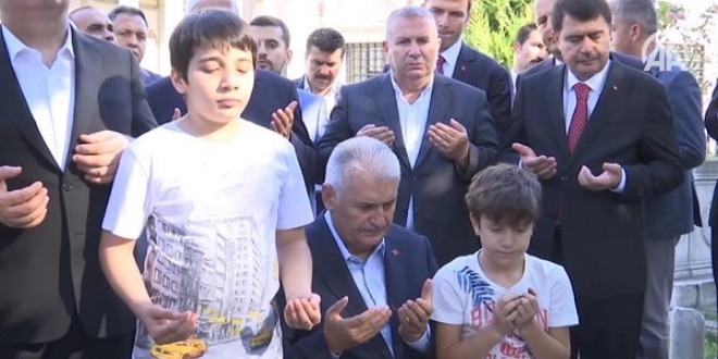 Yıldırım, İlhan Varank'ın kabrini ziyaret etti