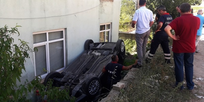 Sinop'ta otomobil apartmanın bahçesine devrildi