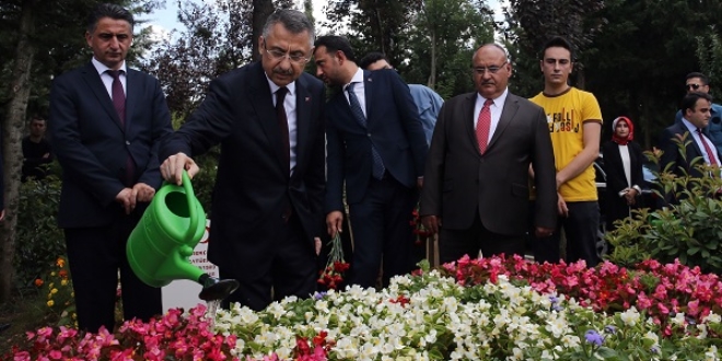 Cumhurbaşkanı Yardımcısı Oktay'dan şehitlik ziyareti