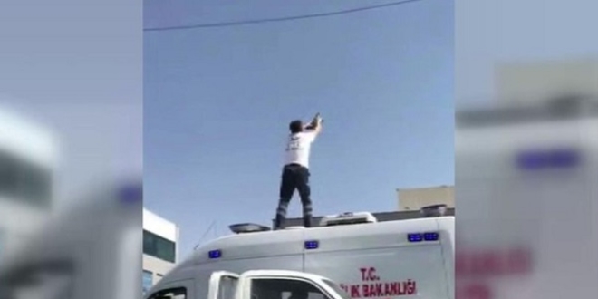 Ambulans�n �zerine ��k�p, tellere tak�lan g�vercini kurtard�