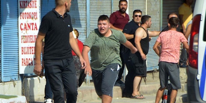 �ocuklar�n kavgas�na aileleri de kat�ld� ortal�k sava� alan�na d�nd�