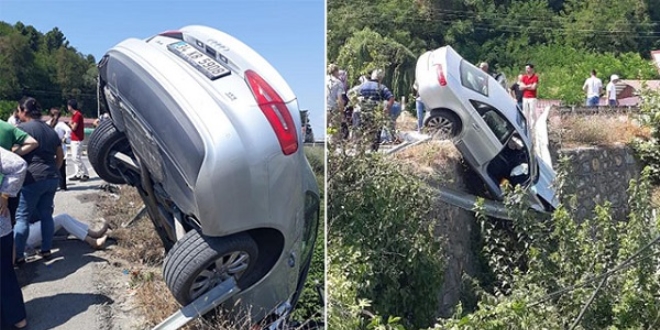 Otomobilin k�pr�den d��mesini bariyer engelledi