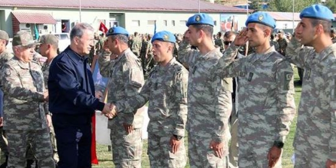 Bakan Akar, Yüksekova'da Mehmetçikle bayramlaştı
