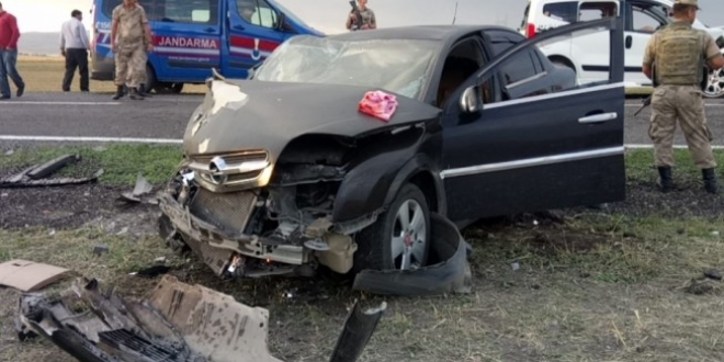 Kars'ta iki otomobil çarpıştı: 10 yaralı