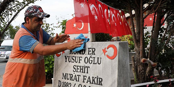 Şehit mezarlarının gönüllü temizlikçisi