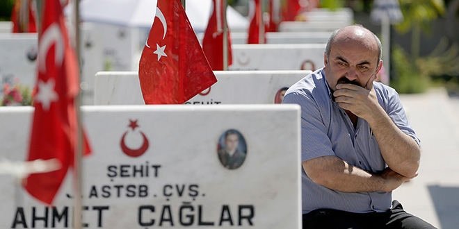 Şehitliklerde hüzünlü bayram