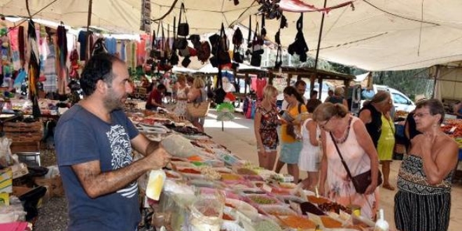 Marmaris'te pazarc, ngiliz mterilerinden dil rendi