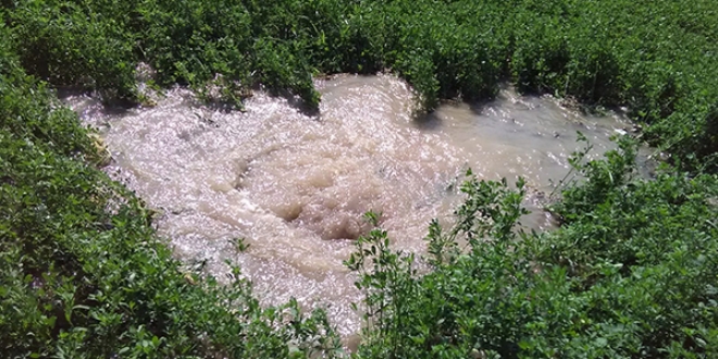 Boru patlad�, mahsuller su i�inde y�zd�