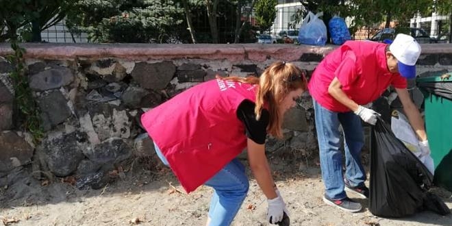 'Sa�l�kl� ya�am, sa�l�kl� �evre ile olur' diyerek �evreyi temizliyorlar