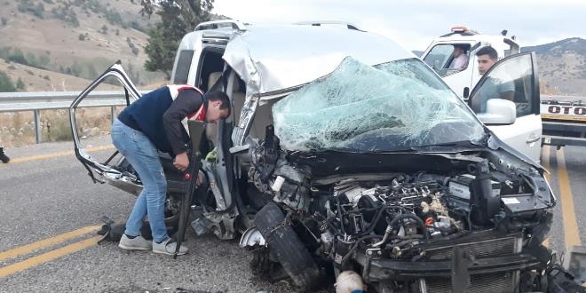 Tatile giden aile kaza geçirdi: 2 ölü, 4 yaralı