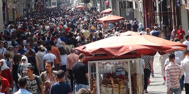 Vatandaşlar bayramda Taksim'e akın etti