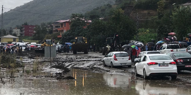 Trabzon'u sağanak vurdu, Meteoroloji'den uyarı geldi