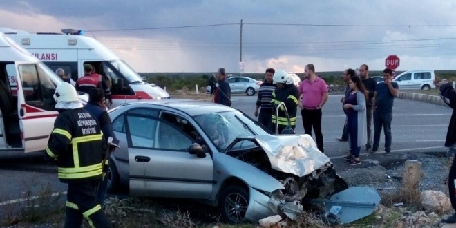 Kazaya bakarken bariyerlere çarptı: 8 yaralı