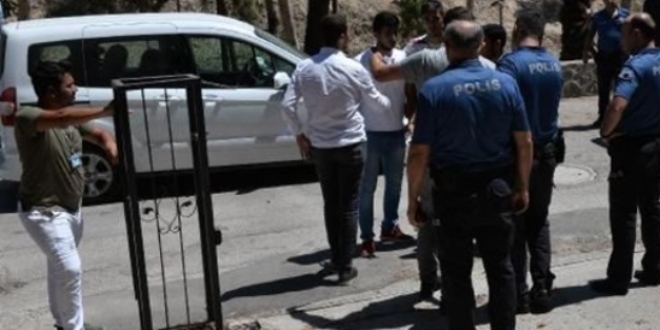 Bakanlık görevlisini taciz etti, polis linçten kurtardı