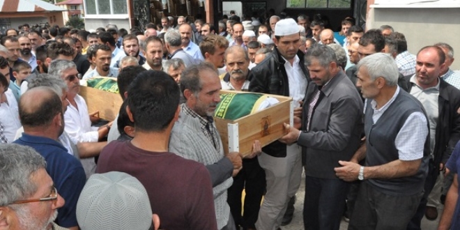 Baba ile oğlunun cenazesi aynı tabutta taşındı