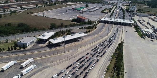 S�n�r kap�lar�ndaki d�n�� yo�unlu�u s�r�yor