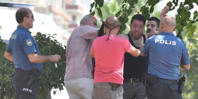 �ntihara kalk��t�, ka�t�, biber gaz� s�k�larak yakaland�