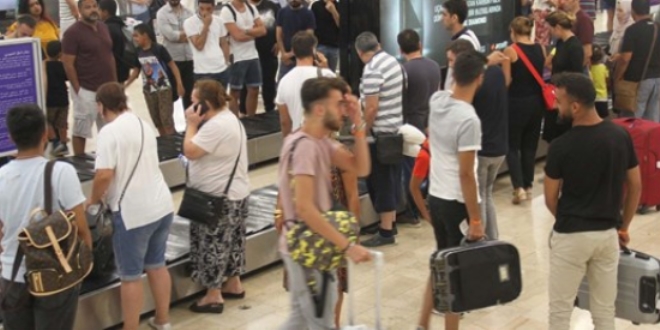 Atat�rk Havaliman�'nda tatil d�n��� yo�unlu�u