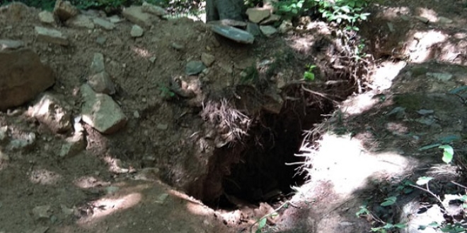 Tarihi manastırları arkeologlar yerine defineciler kazıyor