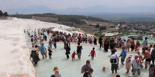 Pamukkale'yi 8 günde 104 bin kişi ziyaret etti