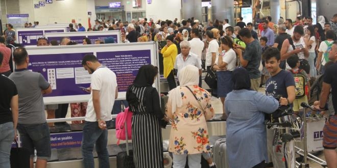 Atatürk Havalimanı'nda bayram dönüşü yoğunluğu