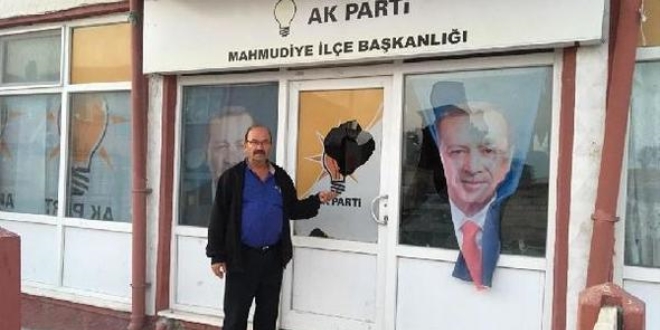 AK Parti Mahmudiye İlçe binasına taşlı saldırı