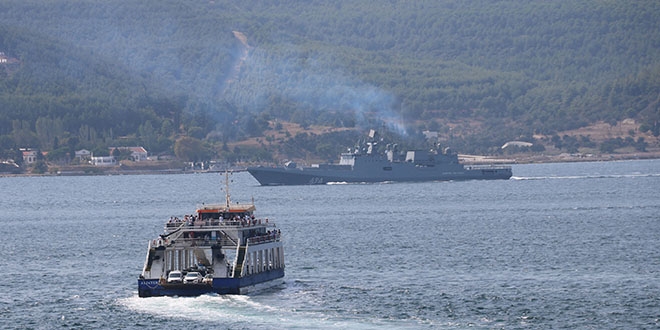 Rus savaş gemileri Çanakkale Boğazı'ndan geçti