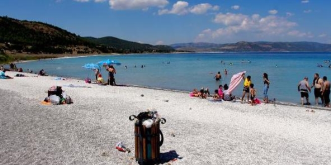 Salda Gölü çevresinde çöp kirliliği