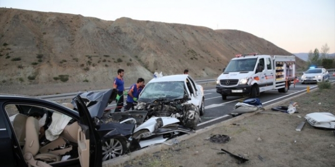 Kocaeli'de iki otomobil çarpıştı: 7 yaralı