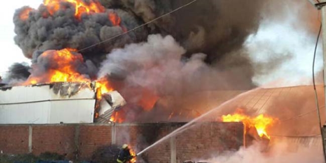 �zmir'de depoda ��kan yang�n evlere s��rad�